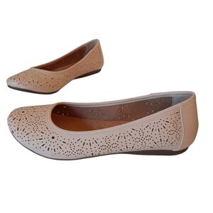 Cliffs by White Mountain Shoes Women's‎ Size 6.5 Cream Ballet Flats Slip-On